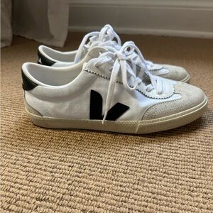 Veja Volley size 41. EUC